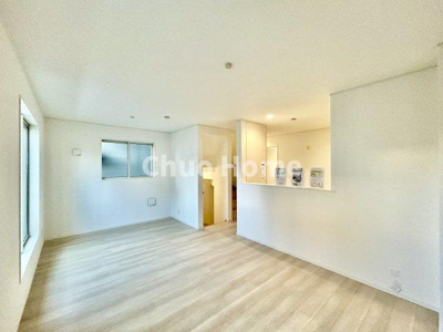 【キッチン】 | 葛飾区東堀切2丁目新築分譲住宅 | 視界に広がりを生むオープンなキッチン。料理や片付けをしながら、家族との会話を楽しんだり、リビングで遊ぶ子どもを見守れます。ご見学時には家具の配置などもイメージしながらぜひご覧になって見て下さい。