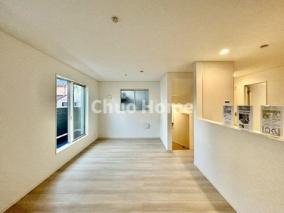 【ダイニング】 | 葛飾区東堀切2丁目新築分譲住宅 | 【ダイニング】忙しい朝でも、しっかり家族が揃って食事をして頂けるゆとりある大きさのダイニングスペース。奥様が作る手料理をカウンター越しに受けとって頂き、テーブルで囲む素敵な時間を存分に愉しんで下さい。