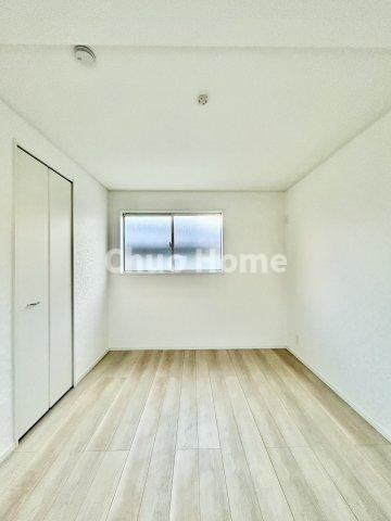 葛飾区東堀切2丁目新築分譲住宅の寝室|【寝室】心と体をゆったりと安らげる主寝室。寝室のゆとりが大きい分だけ、暮らしの安らぎは深まります。一日の疲れを癒すだけでなく、ご夫婦の親密な語らいを紡ぎ出します