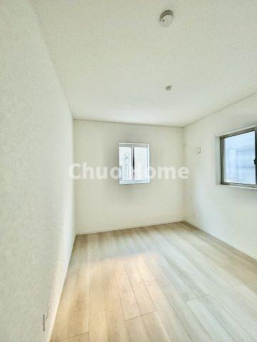 葛飾区東堀切2丁目新築分譲住宅の子供部屋|【子供部屋】お子様を持つ家庭の約6割が「家族や子どものため」に購入を希望。入学後の転校を避け、広い空間でのびのび育てたいなどの親心が、家探しのきっかけになっているようです。