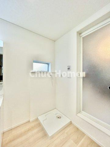 葛飾区東堀切2丁目新築分譲住宅のランドリースペース|【ランドリースペース】担当者がスケールを持ち歩いておりますので、ご見学時には現在お使いの洗濯機などがきちんと収まるかなどもチェックして下さい。見学前に測っておくと非常に便利だと思います。