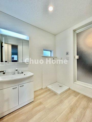 【脱衣所】 | 葛飾区東堀切2丁目新築分譲住宅 | 【洗面所】明るい洗面所は朝をすっきりさせてくれる空間です。バタバタしている忙しい朝でも収納が多い洗面台では短い時間で効率良く支度ができます。