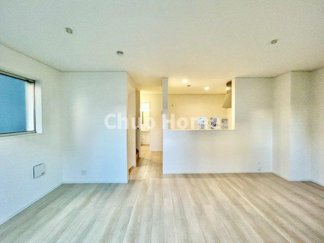 葛飾区東堀切2丁目新築分譲住宅の居間・リビング|【居間・リビング】「ＬＤＫは家族団らんをデザイン」広いＬＤＫでは家族が集まり一緒の時間を過ごせる工夫がされております。何気ない一日の当たり前のひとコマがいつか一生の宝物になります