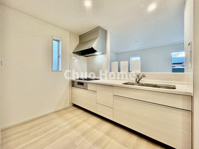 【キッチン】 | 葛飾区東堀切2丁目新築分譲住宅 | 【システムキッチン】ワイドで収納豊富な使い勝手の良いカウンターキッチンには、伸縮タイプのキッチン水栓、三ツ口コンロ・魚焼きグリルなどの便利な設備が標準完備されています。