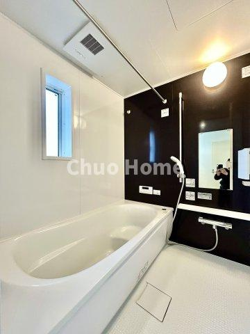 葛飾区東堀切2丁目新築分譲住宅の浴室|【バスルーム】暖房換気乾燥機付きシステムバスルーム。暖房・冷風・換気・乾燥など、毎日を快適に過ごせるうれしい機能が揃っています。雨の日の洗濯物も安心です。