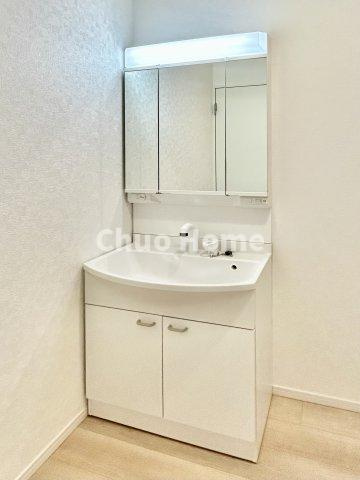 葛飾区東堀切2丁目新築分譲住宅の独立洗面台|【洗面化粧台】洗面化粧台には三面鏡を採用。身だしなみを整えやすい事はもちろんですが、鏡の後ろに収納スペースを設ける事により、散らかりやすい洗面スペースをすっきりさせる事が出来るのも嬉しいですね