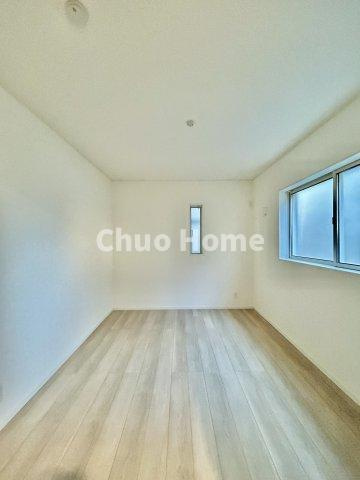 葛飾区東堀切2丁目新築分譲住宅の洋室|【洋室】快適に過ごす条件は、一人ひとり違います。だからこそ飾り過ぎないシンプルな内装と偏り過ぎないデザインで統一しております。居住していく中でオーナー様だけの【マイホーム】に創り上げて下さい