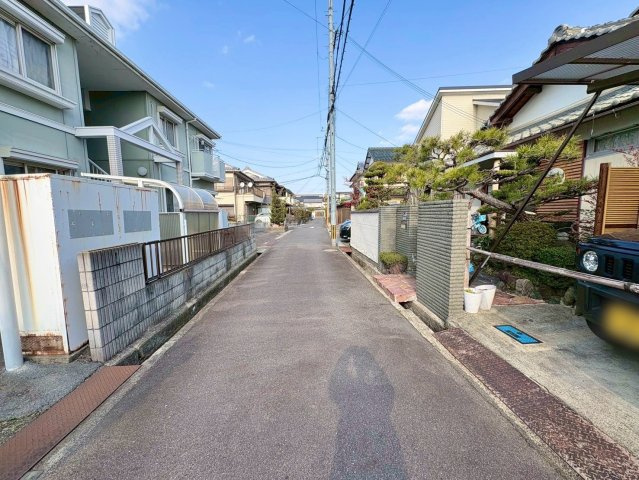 栗東市小柿6丁目　中古戸建ての前面道路含む現地写真