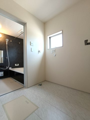 三郷市　早稲田5丁目　新築戸建　全2棟の洗面所|脱衣スペースを含む空間はゆとりの広さ