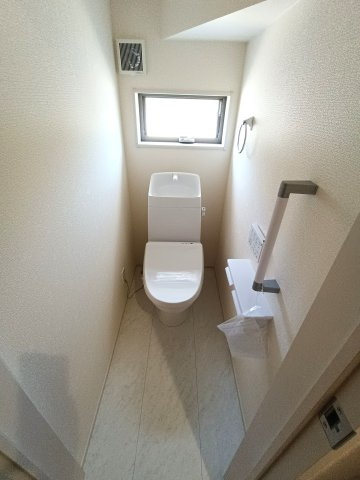 三郷市　早稲田5丁目　新築戸建　全2棟のトイレ|小窓をつけて明るさをプラス！温水洗浄便座付きです