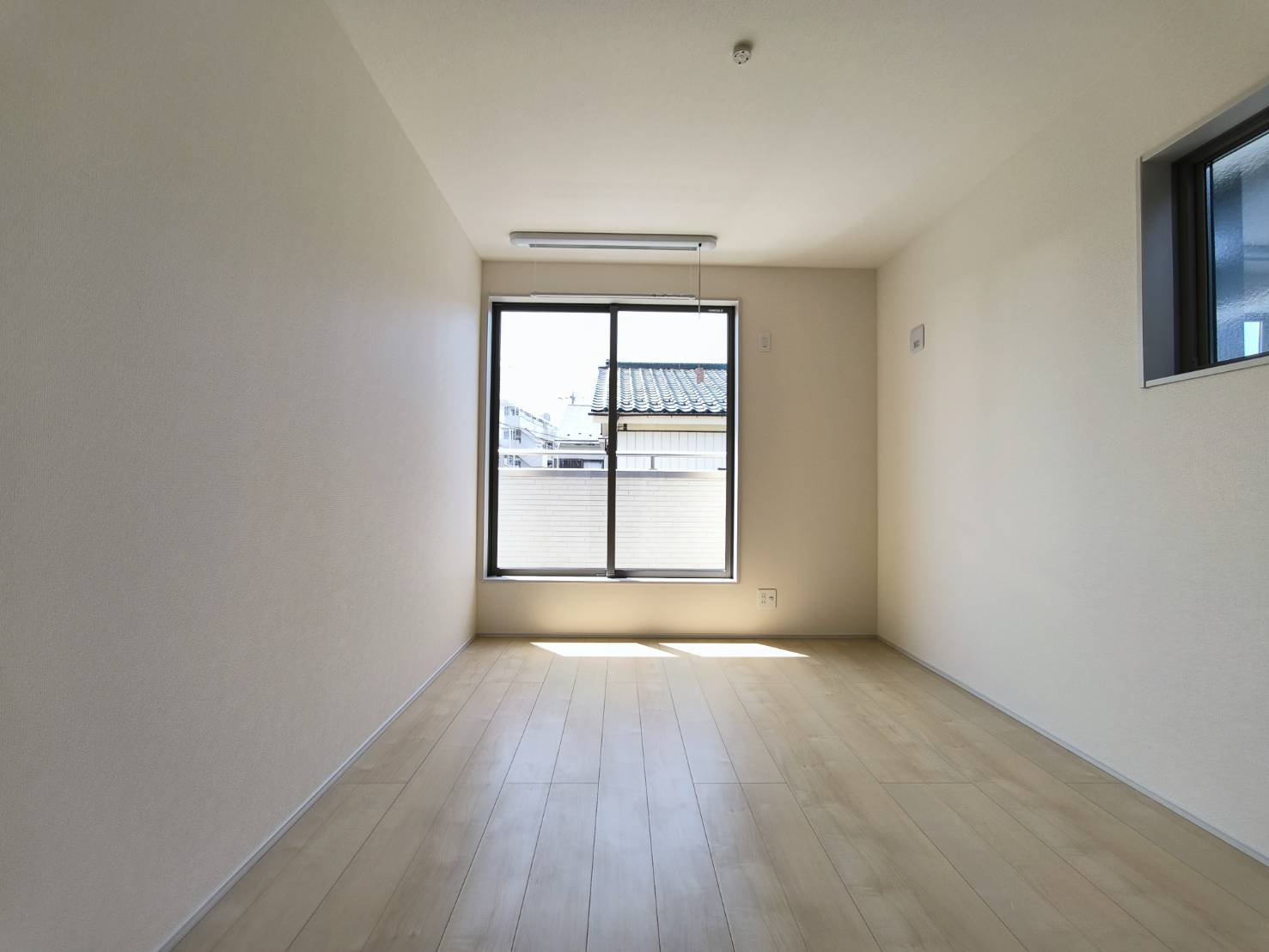 三郷市　早稲田5丁目　新築戸建　全2棟の洋室|ベッドとデスクを配置してもゆとりを感じられる洋室。明るい窓辺とナチュラルな内装で、寝室はもちろん在宅ワークやお子様部屋にも使いやすい空間です。※家具をCGで加工しており、家具付き販売ではございません。