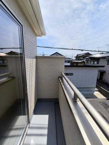 三郷市　早稲田5丁目　新築戸建　全2棟のバルコニー|2部屋から出入りできる使い勝手の良いバルコニー。陽当たりと風通しに恵まれ、洗濯物も気持ちよく乾かせます。