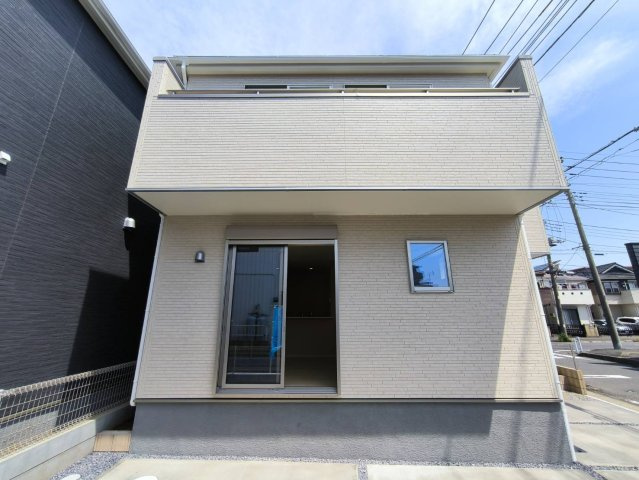 三郷市　早稲田5丁目　新築戸建　全2棟の外観|外観写真です。ブラック系とベージュ系の外壁が並び、分譲地全体として落ち着きのある街並みを感じられます。建物まわりにはフェンスを設置し、敷地の境界もすっきりとした印象。