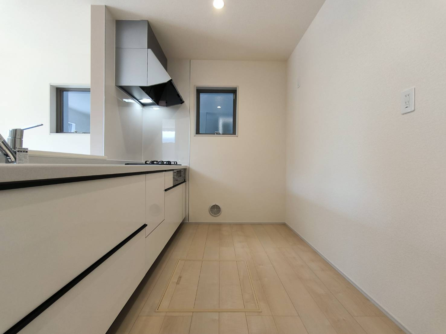三郷市　早稲田5丁目　新築戸建　全2棟のキッチン|毎日の料理がもっと楽しく快適になる、機能性と収納力を兼ね備えたシステムキッチンです。