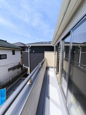 三郷市　早稲田5丁目　新築戸建　全2棟のバルコニー|日差しと風を感じながら、暮らしに彩りを添える快適なバルコニー。