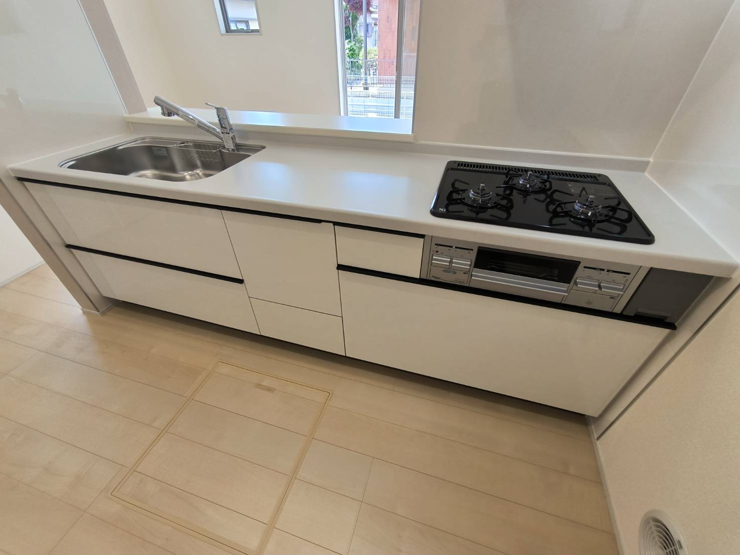 三郷市　早稲田5丁目　新築戸建　全2棟のキッチン|スタイリッシュなカウンターキッチン。リビング・ダイニングとつながる対面式のため、お料理中もご家族との会話を楽しみながら作業できます。