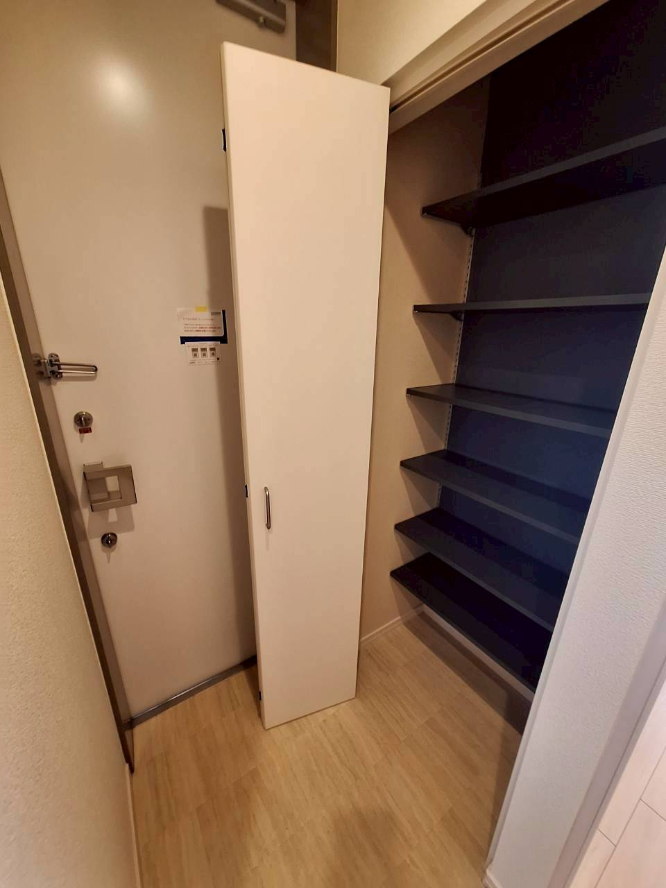 メゾンテラス逗子の洋室|角部屋２面採光の明るい洋室