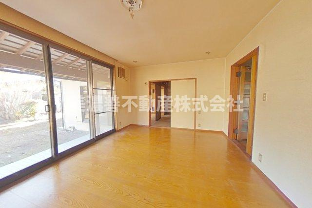 ６５５９０　山県市東深瀬中古戸建ての居間・リビング