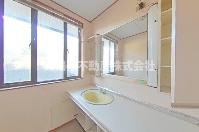 ６５５９０　山県市東深瀬中古戸建ての洗面所