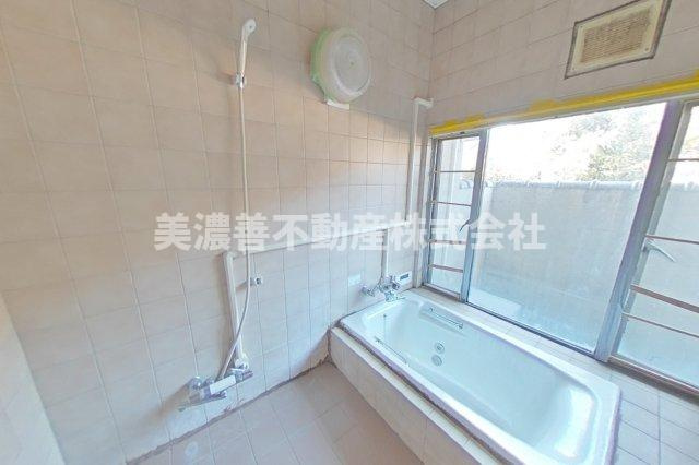 ６５５９０　山県市東深瀬中古戸建ての浴室