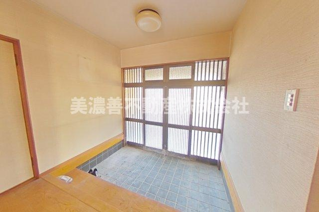 ６５５９０　山県市東深瀬中古戸建ての玄関