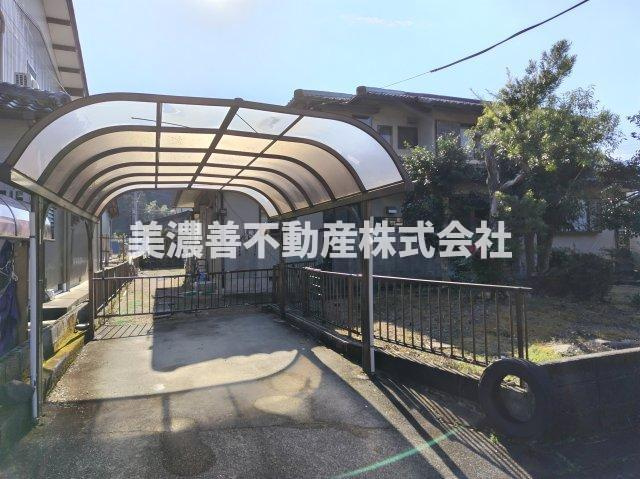 ６５５９０　山県市東深瀬中古戸建ての駐車場