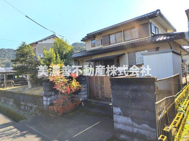 ６５５９０　山県市東深瀬中古戸建ての外観