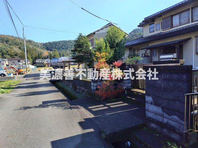 ６５５９０　山県市東深瀬中古戸建ての前面道路含む現地写真