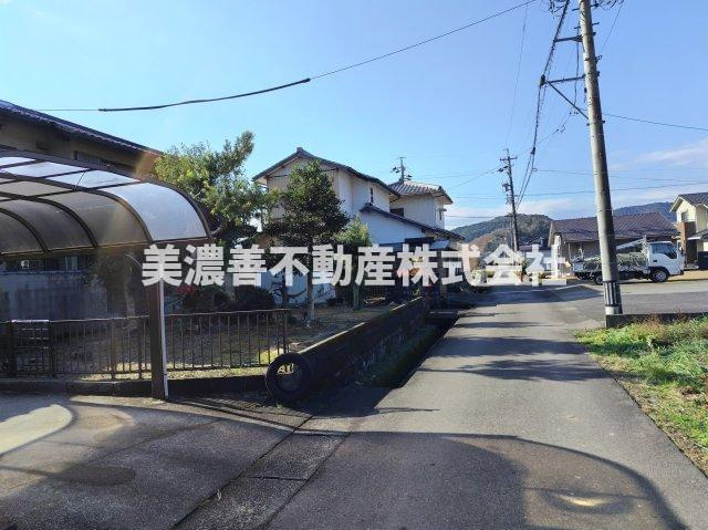 ６５５９０　山県市東深瀬中古戸建ての前面道路含む現地写真