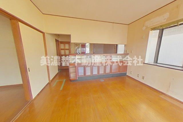 ６５５９０　山県市東深瀬中古戸建ての居間・リビング