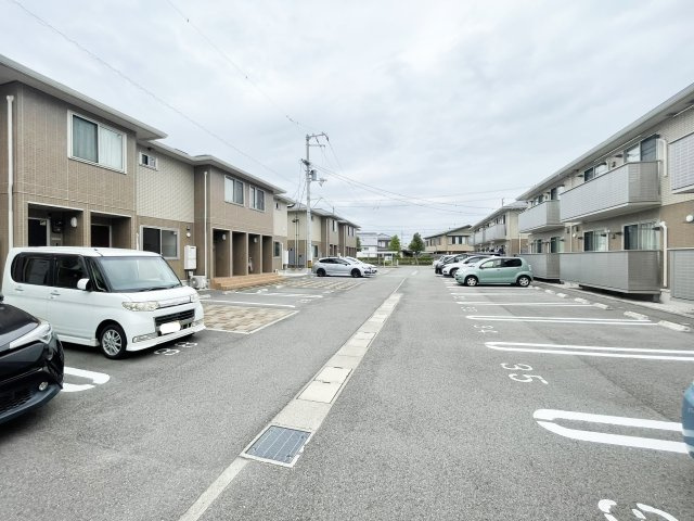 ロン・ラポール D棟の駐車場