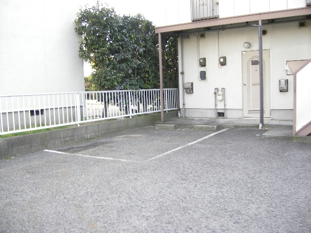 竜美ヶ丘ホームズの駐車場