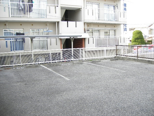 竜美ヶ丘ホームズの駐車場