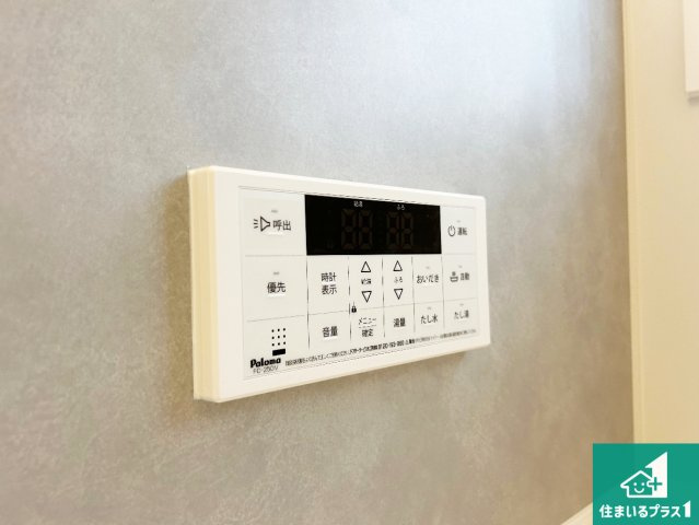 伊丹市東野　新築一戸建てのキッチン|リビングと統一感があり、使い勝手のいいキッチン。広々としているので、二人並んで作業が出来ちゃいます。お子様と一緒に色々なお料理に挑戦できるスペースがあります。