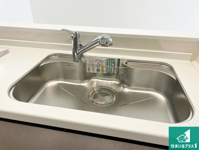 伊丹市東野　新築一戸建ての独立洗面台|清潔感のある洗面台です。フラットな鏡は掃除がしやすく毎日清潔！ホースは引き出して使えるので洗顔やお掃除の際に便利です！