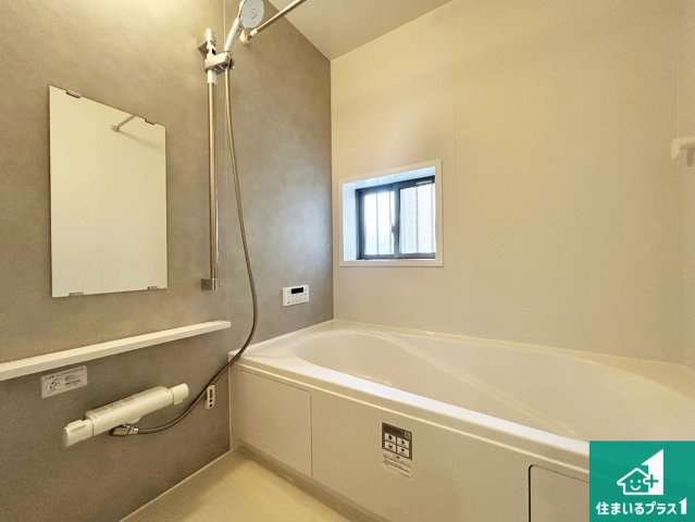 伊丹市東野　新築一戸建ての前面道路含む現地写真|周辺は落ち着いた街並みの住宅地！子育てがしやすい住環境です！まだ未完成ですが、現地でしかわからない事もございます。是非一度ご覧ください。