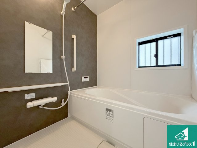 羽曳野市樫山　新築一戸建ての前面道路含む現地写真|周辺は落ち着いた街並みの住宅地！子育てがしやすい住環境です！まだ未完成ですが、現地でしかわからない事もございます。是非一度ご覧ください。