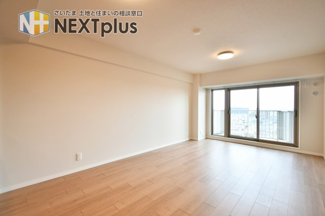 ソフィア上尾B棟の居間・リビング|LDKは大開口サッシから光を取り込み、日中は照明に頼りにくい明るさ。家具配置がしやすい長方形の空間で、ダイニングと寛ぎスペースを分けて使えます。窓面が広く、風も通しやすいのが魅力です。