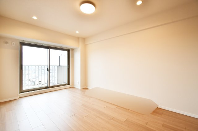 ソフィア上尾B棟の洋室|洋室①：バルコニーに面した洋室7.1帖。ベッド＋デスクも置きやすく、主寝室や在宅ワークにも◎。天井照明とダウンライトで明るさも確保でき、落ち着いた内装で一日の疲れをゆっくり癒せます。窓際もゆとり。