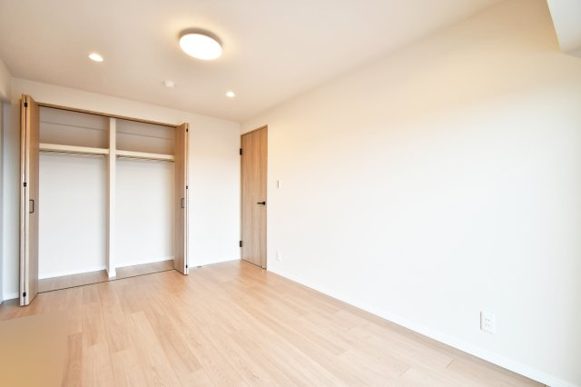 ソフィア上尾B棟の洋室|洋室①：左右に分かれたクローゼットはハンガーパイプ付きで衣類をしっかり収納。扉を開けても動線を邪魔しにくく、棚やケースを追加して整理もしやすい設計。室内をすっきり保てるのが嬉しいポイントです。