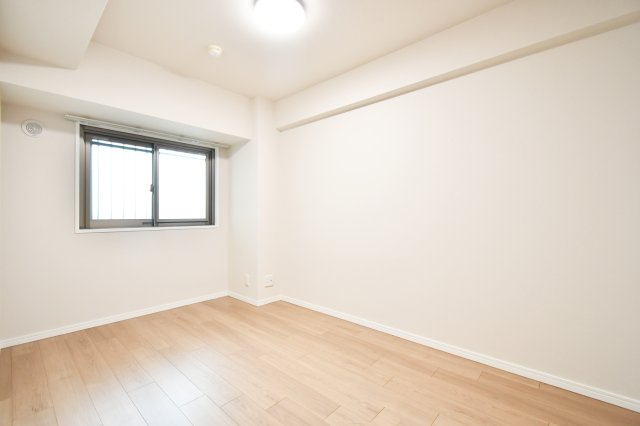 ソフィア上尾B棟の洋室|洋室②：洋室5.5帖は子ども部屋や書斎にちょうど良い広さ。窓から光が入り、ベッドと学習机の配置もしやすいシンプルな形です。壁面を活かして本棚も置け、家族の成長に合わせて使い分けできます。収納家具も◎。