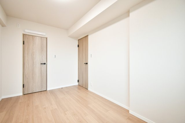 ソフィア上尾B棟の洋室|洋室②：家具レイアウトが決めやすい洋室5.5帖。フローリングで掃除もしやすく、来客用の個室や趣味部屋にも活躍します。コンパクトでも圧迫感が出にくく、必要に応じて収納家具を追加しやすい空間です。