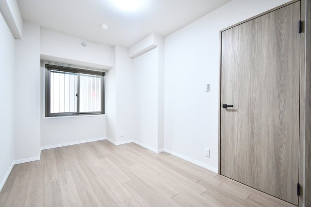 ソフィア上尾B棟の洋室|洋室③：洋室4.8帖は客間や趣味部屋に便利なサイズ。窓付きで閉塞感が少なく、コンパクトながら使い勝手のよいプライベート空間です。ベッドを置いても通路が確保しやすく、寝室の補助室としても重宝します。