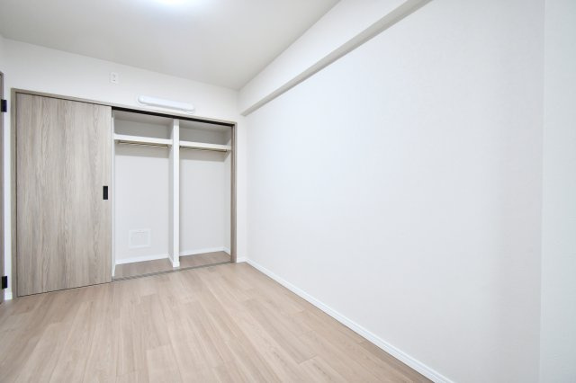 ソフィア上尾B棟の洋室|洋室③：クローゼット付きの洋室4.8帖。衣類や季節物をまとめて収納でき、居室スペースを広く使えます。引き戸で開閉しやすく、出し入れのストレスも軽減。収納を活かして部屋をきれいに保てます。静かな個室に。