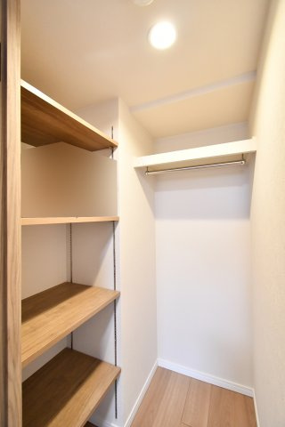 ソフィア上尾B棟の収納|洋室②内のウォークインクローゼットは可動棚＋ハンガーパイプで整理上手に。衣類・バッグ・小物までまとめて管理でき、足元も広く使えるのが魅力です。寝室側に集約できるので、朝の支度もスムーズになります。