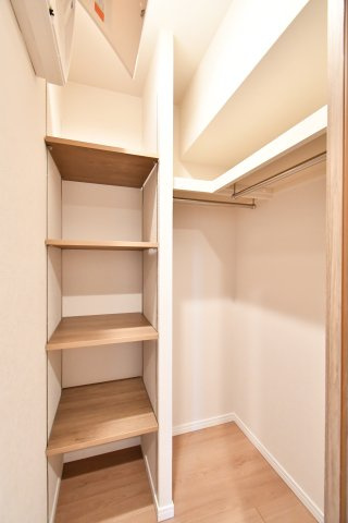 ソフィア上尾B棟の収納|廊下のファミリー用クローゼットは家族共有の収納。掃除用品や日用品ストック、季節家電もまとめて収まり、生活動線が整います。帰宅後すぐ片付けられて、来客時も居室を散らかしにくいのがポイントです。