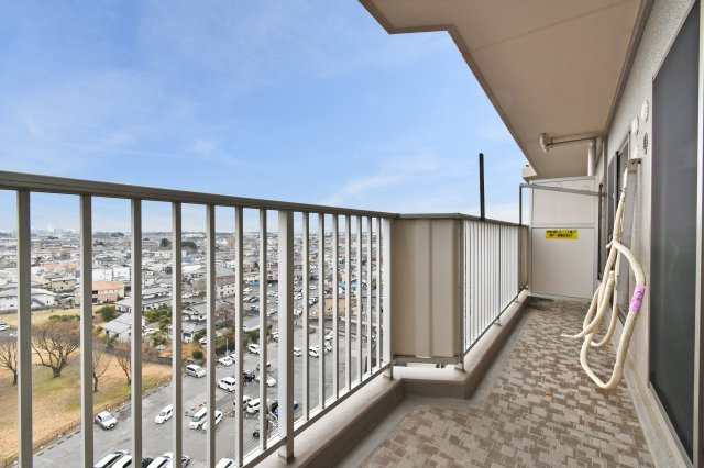 ソフィア上尾B棟のバルコニー|奥行きのあるバルコニーは洗濯物が干しやすく、外気浴スペースにも。手すり高めで視線が気になりにくく、開放感ある空を感じられます。室外機や物干しの配置もしやすい形状で、家事がはかどります。