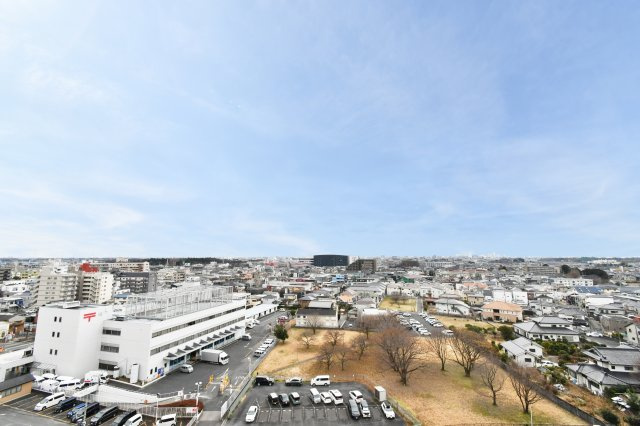 ソフィア上尾B棟の展望|高層階ならではの開放的な眺望が魅力。空が広く抜け、街並みを一望できます。朝の光や夕景など季節の移ろいも楽しめ、天気の良い日は遠くまで見渡せるのが嬉しいポイント。休日は景色を眺めてリフレッシュできます。