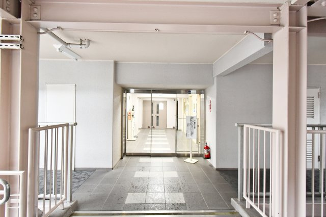 ソフィア上尾B棟の玄関|『物件を今日見てみたい』といった当日のご案内、同条件などの物件、他社様掲載物件もご紹介可能！一日でまとめて内覧したい方、ぜひ当社までお問い合わせ下さい。スタッフ一同皆様のご連絡お待ちしております！