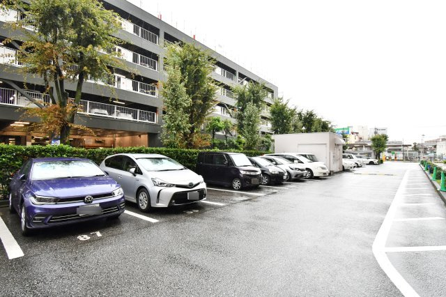 ソフィア上尾B棟の駐車場|■お客様との会話を大切にし、一人ひとりにあった資金計画やプランをご提案致します。「家を買って終わり」ではなく、「買ってからがスタート」と考え、ご提案します。ローンのご相談は私たちにお任せ下さい。